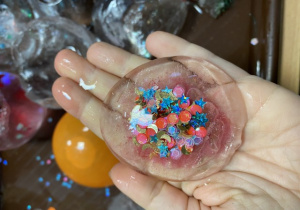 Zamrożona woda z brokatem.