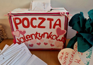 Piękna różowa skrzyneczka na listy walentynkowe wykonana przez przewodniczącą szkoły – Maję Sodulską z klasy 7C.
