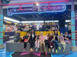 Zdjęcie grupowe przy wejściu do Hopa Lupa.