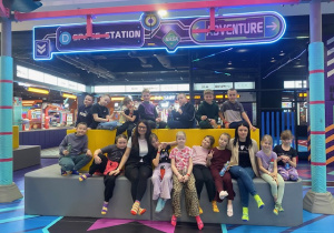 Zdjęcie grupowe przy wejściu do Hopa Lupa.