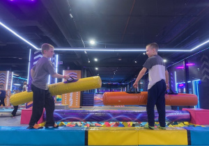 Walka chłopców na równoważni.