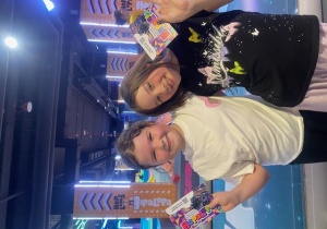 Dwie uczennice z wygranym kuponem w konkursie podłoga to lawa.