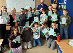 Dwie uczennice prezentują model szczęki.