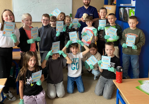 Grupowe zdjęcie klasy 2c z Panem doktorem.