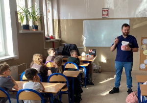 Pan doktor z rekwizytem budowy szczęki.