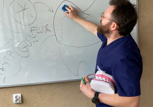 3.Pan doktor tłumaczy rysując na tablicy jaki wpływ na szkliwo mają kwasy z owoców.