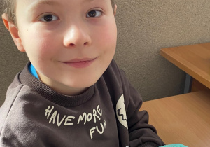 Uczeń prezentuje kompozyt stomatologiczny.