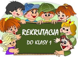 Grupka dzieci trzyma zieloną tablicę z napisem: Rekrutacja do klasy 1.