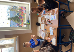 Uczniowie przygotowują swoje stanowiska pracy i potrzebne materiały.