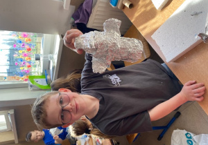 Uczeń prezentuje wykonanego pingwina.