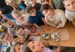 Uczniowie klasy 2 c liczą zarobione pieniądze.