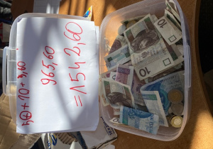 Pieniądze zarobione na sprzedaży w sklepiku.