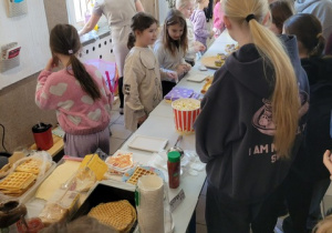 Uczniowie jako klienci sklepiku.