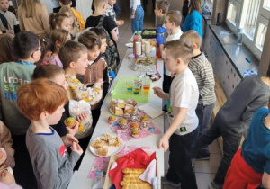 Chłopcy sprzedają ciasta i ciasteczka.