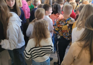 Kolejka uczniów do sklepiku klasy 2 c.