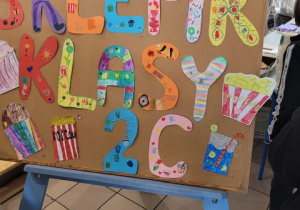 Kolorowy napis: Sklepik klasy 2c.