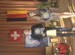 Julian Bińkowski prezentuje dyplom i nagrodę zdobytą w konkursie.