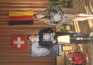 Julian Bińkowski prezentuje dyplom i nagrodę zdobytą w konkursie.