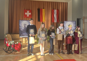 Laureaci konkursu prezentują dyplomy i nagrody zdobyte w konkursie.