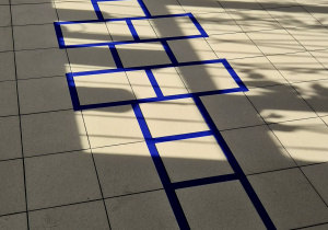 “Klasy” stworzone z niebieskiej taśmy malarskiej.