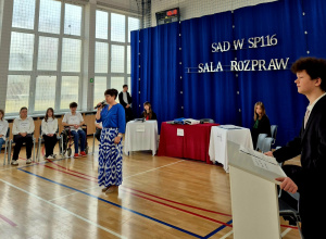 Pani Wicedyrektor przemawiająca na sali gimnastycznej.