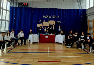 Wspólne zdjęcie wszystkich uczniów uczestniczących w debacie.