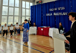 Pani Wicedyrektor przemawiająca na sali gimnastycznej.