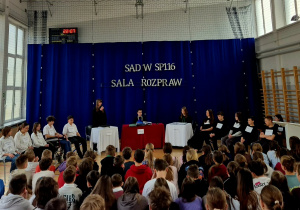 Uczniowie klasy 7B podczas debaty na sali gimnastycznej.