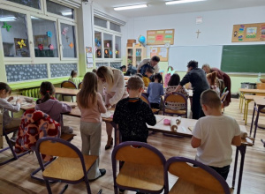 Dzieci podczas zajęć artystycznych z ceramiki.