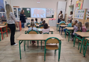 Dzieci na zajęciach z języka angielskiego.