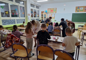 Dzieci podczas zajęć artystycznych z ceramiki.