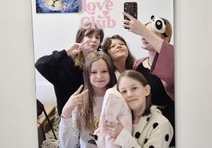 Wspólne zdjęcie dzieci oraz pani psycholog w lustrze z napisem “SELF LOVE CLUB”.