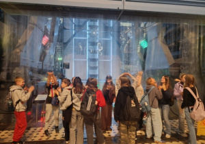 Grupa uczniów zwiedza EC1.