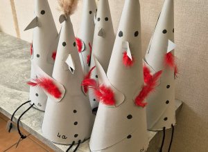 Szaro-czerwone papierowe kuraki, które były nagrodą za pokonanie wszystkich wyzwań.