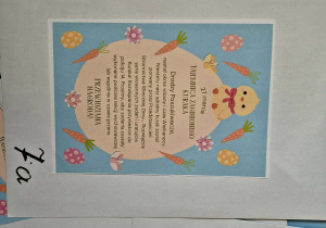 Przygotowane białe koperty z naklejoną gotową instrukcją podchodów.