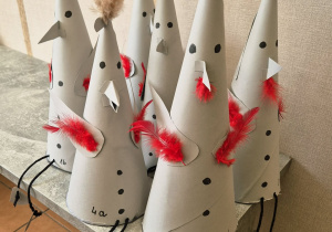 Szaro-czerwone papierowe kuraki, które były nagrodą za pokonanie wszystkich wyzwań.