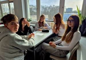 Uczniowie klasy 7C pozujący do wspólnego zdjęcia podczas rozwiązywania jednego z zadań.