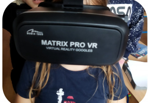 Uczennica w okularach VR