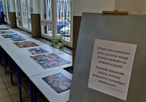 Tablica z informacjami na temat powstałej galerii puzzli.