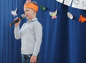 Uczeń klasy 1b podczas recytacji wiersza.