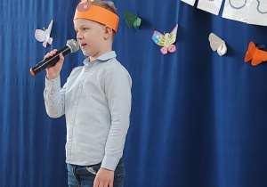 Uczeń klasy 1b podczas recytacji wiersza.