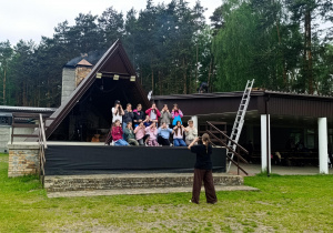Uczennice pozują do zdjęcia w trakcie zabawy integracyjnej.