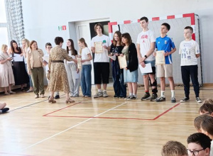 Pani wicedyrektor Beata Sołtysiak gratuluje uczniom zdobytych nagród.