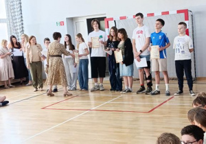 Uczniowie nagrodzeni w konkursie na Komiks Ekologiczny z okazji Dnia Ziemi podczas uroczystego wręczenia dyplomów.