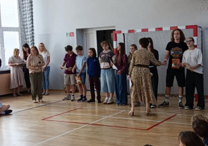 Laureaci nagrodzeni w konkursie geograficznym „Rozpoznaj państwo po sąsiadach” podczas uroczystego wręczenia dyplomów.