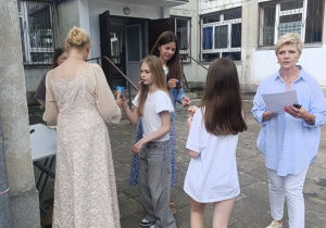 Słodki poczęstunek od Dyrekcji szkoły dla wszystkich uczniów z okazji obchodów Dnia Dziecka.