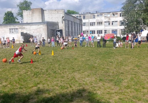 Rywalizacja sportowa i aktywne spędzanie czasu podczas szkolnych konkurencji z okazji Dnia Dziecka.