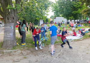 Uczniowie podczas zabawy z wielkimi bańkami mydlanymi zorganizowanej w ramach atrakcji z okazji Dnia Dziecka