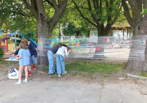 Stanowisko kreatywne z malowaniem na folii, które cieszyło się dużym zainteresowaniem uczniów podczas szkolnego święta.