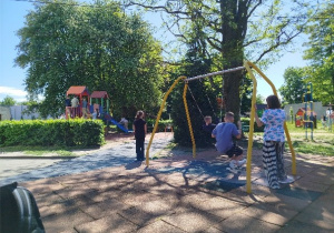Czas na szkolnym placu zabaw.